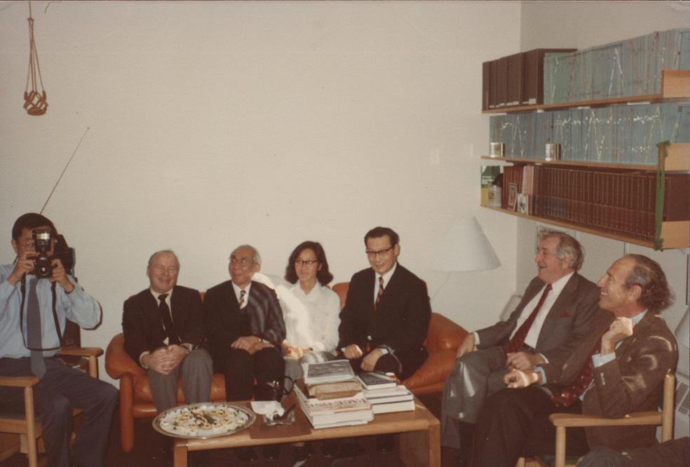 2.嚴(yán)東生（右三）在實驗室接受采訪 來源丨中國科學(xué)家博物館.png