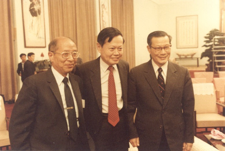 3.嚴(yán)東生（右一）與楊振寧等在人民大會堂國慶招待會 來源丨中國科學(xué)家博物館.png