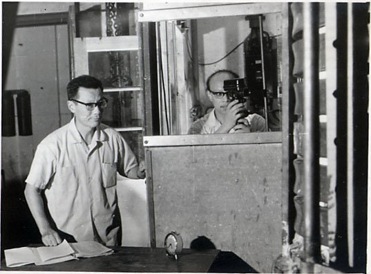 1.嚴(yán)東生(左)與郭景坤在實驗 來源丨中國科學(xué)家博物館.png 1.嚴(yán)東生(左)與郭景坤在實驗 來源丨中國科學(xué)家博物館.png